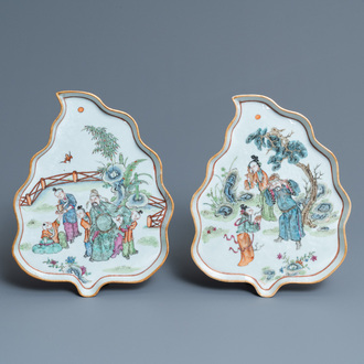 Deux plats en forme de feuilles en porcelaine de Chine famille rose, 19ème