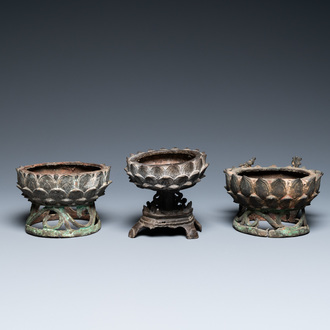 Drie Chinese bronzen lotustronen, Ming