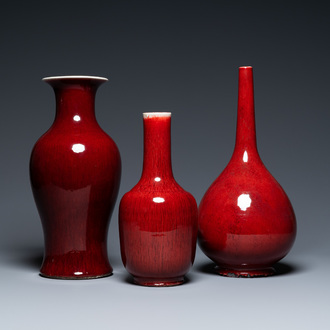 Trois vases en porcelaine de Chine sang de boeuf monochrome, 19/20ème