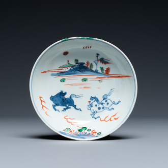 Une coupe en porcelaine de Chine de type ko-akae à décor de deux chevaux, Tianqi ou Chongzhen
