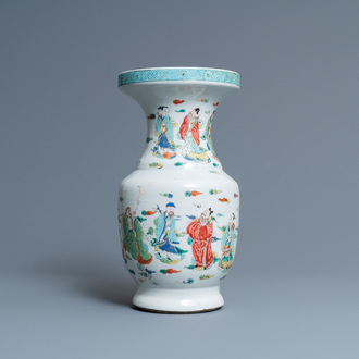 Un vase en porcelaine de Chine famille rose à décor d'immortels, Yongzheng