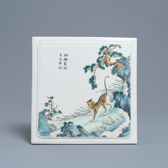 Een Chinese vierkante famille verte plaquette met een tijger, 19/20e eeuw