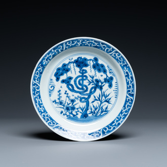 Une assiette en porcelaine de Chine en bleu et blanc au caractère 'Shou' entouré des 'Trois amis de l'hiver', Tianqi/Chongzhen