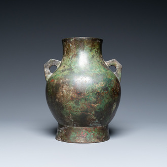 Een Chinese archaïsche bronzen 'hu' vaas met inscriptie, Ming