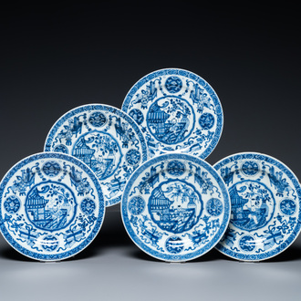 Cinq assiettes en porcelaine de Chine en bleu et blanc à décor de garçons, Kangxi