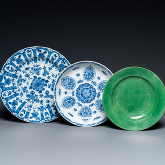 Twee Chinese blauw-witte schotels en een monochroom groen bord, Kangxi