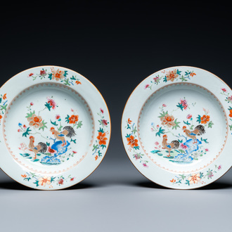 Une paire d'assiettes en porcelaine de Chine famille rose à décor de coqs, Qianlong