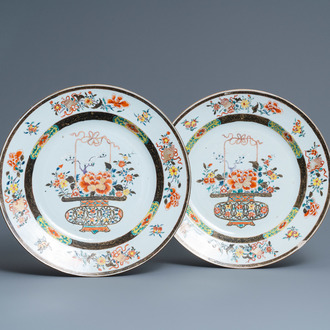 Une paire de plats en porcelaine de Chine famille verte à décor d'un panier fleuri, Yongzheng