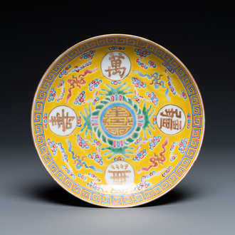 Une assiette d'anniversaire en porcelaine de Chine famille rose, marque et époque de Guangxu
