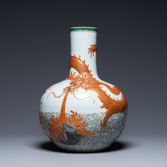 Un vase de forme 'tianqiu ping' en porcelaine de Chine famille verte à décor appliqué d'un dragon et de carpes, marque de Qianlong, 19ème