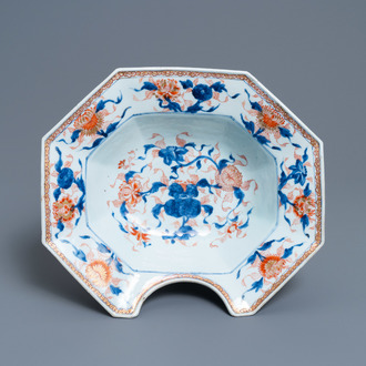 Un plat à barbe de forme octagonale en porcelaine de Chine de style Imari, Kangxi