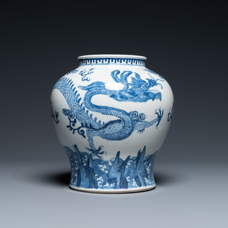 Een Chinese blauw-witte 'draken' vaas, 19e eeuw