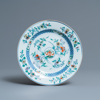 Une assiette en porcelaine de Chine doucai, Kangxi
