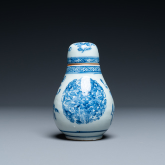 Un saupoudroir en porcelaine de Chine en bleu et blanc d'après un modèle européen en argent, Qianlong