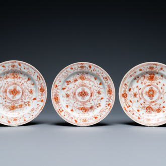 Trois assiettes en porcelaine de Chine en rouge de fer et doré à décor floral, Kangxi