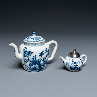 Twee Chinese blauw-witte theepotten, Kangxi/Qianlong