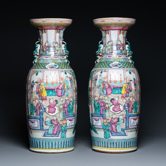 Une paire de vases en porcelaine de Chine famille rose, 19ème