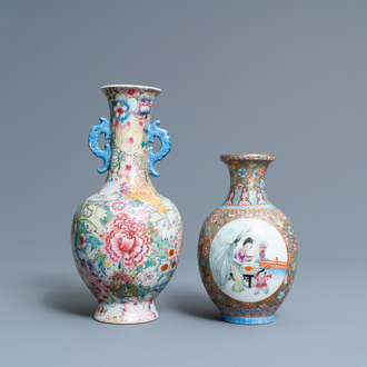 Deux vases en porcelaine de Chine famille rose, marques de Qianlong, République