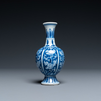 Un vase en porcelaine de Chine en bleu et blanc à décor de fleurs de lotus, Kangxi