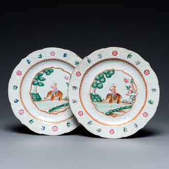 Une paire d'assiettes en porcelaine de Chine famille rose à décor d’un cornac sur son éléphant, Qianlong