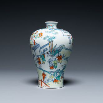 Un vase de forme 'meiping' en porcelaine de Chine doucai à décor des '100 garçons', marque de Chenghua, 20ème