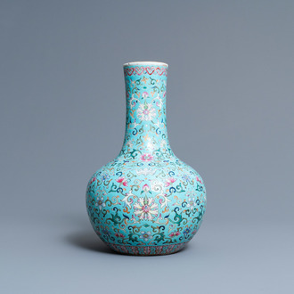 Un vase de forme bouteille en porcelaine de Chine famille rose à fond turquoise, marque de Qianlong, 19ème