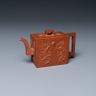 Une théière de forme rectangulaire en grès de Yixing à décor de dragons, marque sigillaire, Kangxi