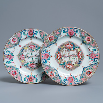 Une paire d'assiettes en porcelaine de Chine famille rose à décor des 'Hehe Er Xian', Qianlong