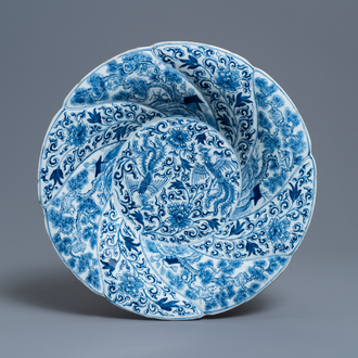 Een Chinese blauw-witte getorste schotel met feniksen en apen, Kangxi