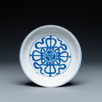 Une coupe en porcelaine de Chine en bleu et blanc à décor d'un double vajra, marque et époque de Kangxi