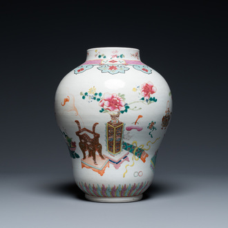 Un vase en porcelaine de Chine famille rose à décor d'antiquités, Qianlong