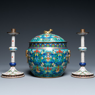 Een Chinese cloisonné dekselkom en een paar kandelaars, 19/20e eeuw