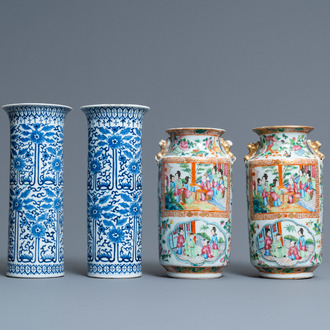Une paire de vases en porcelaine de Chine en bleu et blanc et une paire en famille rose de Canton, 19ème