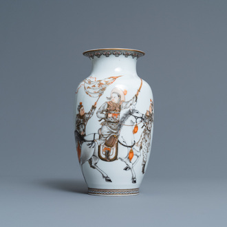Un vase en porcelaine de Chine coquille d'oeuf à décor d'un cavalier entouré de soldats, marque de Qianlong, République
