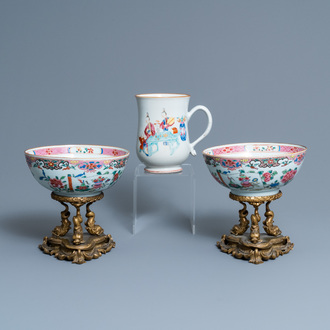 Une paire de bols en porcelaine de Chine famille rose sur socle en bronze doré et une chope à décor mandarin, Qianlong