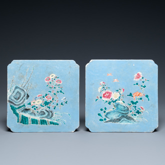 Twee Chinese famille rose plaquettes met lavendelblauwe fondkleur, 19e eeuw