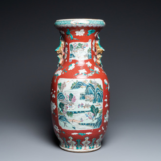 Un vase en porcelaine de Chine famille rose à fond rouge de rubis, 19ème