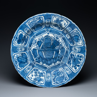 Un grand plat en porcelaine de Chine de type kraak à décor d'une jardinière, Wanli