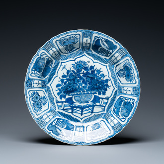 Un plat en porcelaine de Chine de type kraak à décor d'une jardinière, Wanli