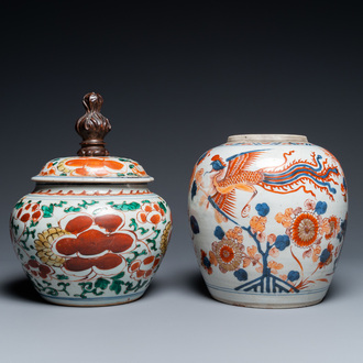 Un pot en porcelaine de Chine de style Imari et un bol couvert en wucai, Kangxi et époque Transition