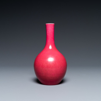 Een Chinese monochrome robijnrode flesvormige vaas, Qing