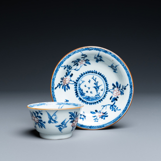 Une tasse et soucoupe en porcelaine de Chine en bleu, blanc et rouge de cuivre, Kangxi