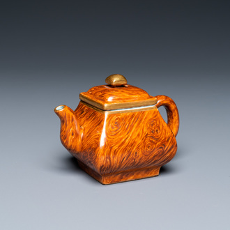 Een Chinese 'faux-bois' theepot met deksel, Qianlong merk, Republiek