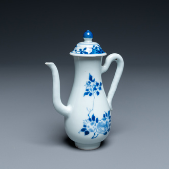 Une verseuse en porcelaine de Chine en bleu et blanc, époque Transition