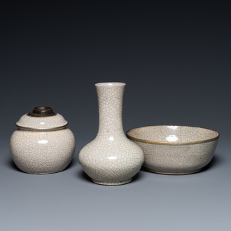 A Chinese ge-type crackle-glazed vase, a bowl and a water pipe, 18/19th C.