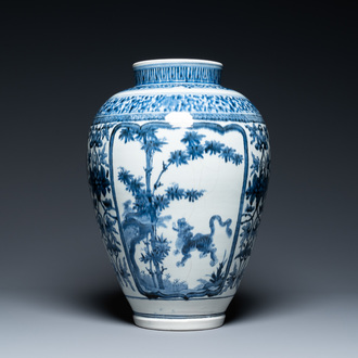 Een Japanse blauw-witte Arita vaas met een tijger, Edo, 17e eeuw