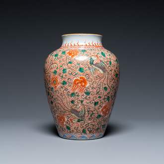 Un vase en porcelaine de Chine wucai à décor de phénix, 19ème