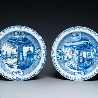 Une paire de grands plats en porcelaine de Chine en bleu et blanc à décor d'une scène du 'Xi Xiang Ji', Yongzheng