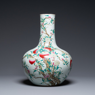 Un vase de forme 'tianqiu ping' en porcelaine de Chine famille rose à décor de neuf pêches, marque de Qianlong, 19ème