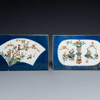 Twee Chinese famille verte plaquettes met poederblauwe fondkleur, Kangxi